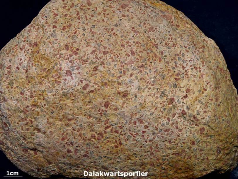 Dalakwartsporfier - Zwerfsteen van Sellingerbeetse (Gr.). Kwartsporfieren bezitten in tegenstelling tot granietporfieren een dichte grondmassa, die met het blote oog niet te ontleden is in afzonderlijke kristallen.